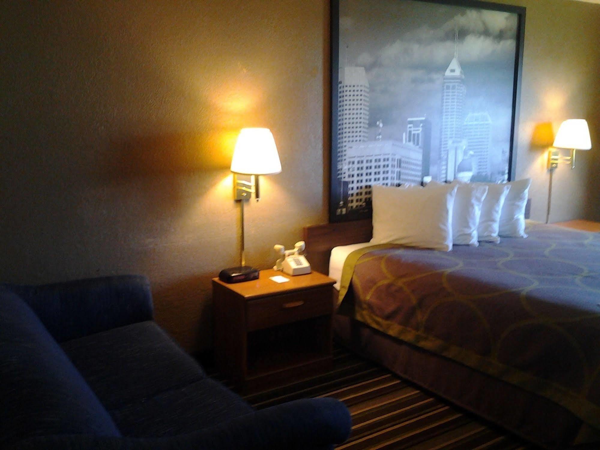 Super 8 By Wyndham Plymouth Hotel Bagian luar foto